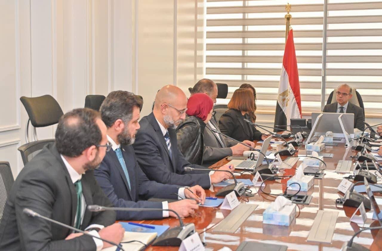 الاستثمار و«جنرال موتورز» يبحثان الخطط التوسعية وجهود الدولة لتوطين صناعة السيارات 